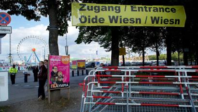 Bild: Michael Faulhaber/dpa
Stundenlang konnten Besucher das Wiesngelände nicht betreten.