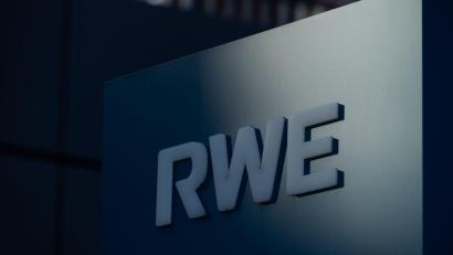 Bild: Rolf Vennenbernd/dpa
RWE hatte 2022 eine Absichtserklärung unterzeichnet. Vorgesehen war, ab 2027 300.000 Tonnen grünes Ammoniak aus Namibia zu beziehen. (Archivbild)