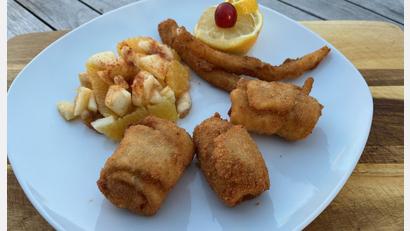 Bild: Michael Schiffer
Die bengalischen Fischröllchen werden mit Obstsalat serviert.