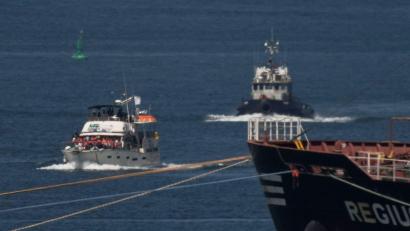 Bild: Leo Correa/AP/dpa
Vor Gaza: Israel eskortiert und stoppt Boote der Global Sumud Flotilla.
