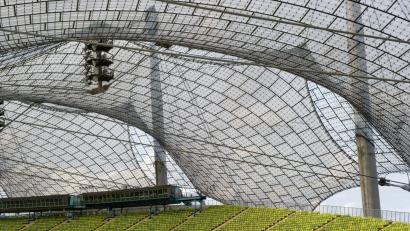 Bild: picture alliance / dpa
Das Zeltdach im Olympiapark ist in die Jahre gekommen und wird nun saniert. (Archivbild)