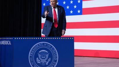 Bild: Evan Vucci/AP/dpa
Der US-Präsident hat laut übereinstimmenden US-Medienberichten entschieden, dass sich sein Land in einem „bewaffneten Konflikt“ mit Drogenkartellen befindet. (Archivbild)