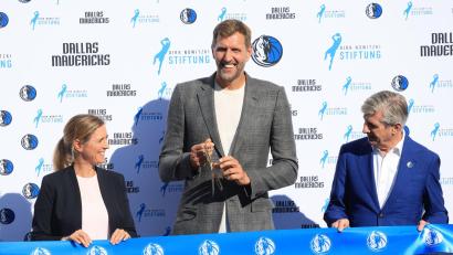 Bild: Karl-Josef Hildenbrand/dpa
Dirk Nowitzki bei der Einweihung des Courts in Würzburg.