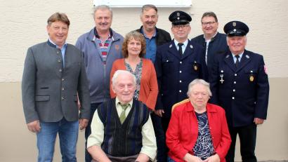 Bild: Josef Mutzbauer/exb
Vertreter der Rottendorfer Vereine sowie Zweiter Bürgermeister Andreas Altmann (links) gratulierten Josef Strobl (Bildmitte mit Ehefrau Anna) zu seinem 90. Geburtstag.