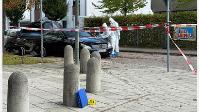 Bild: Roland Freund/dpa
Beamte der Spurensicherung sind neben zwei ausgebrannten Autos im Einsatz. Die Polizei bittet um Zeugenhinweise.