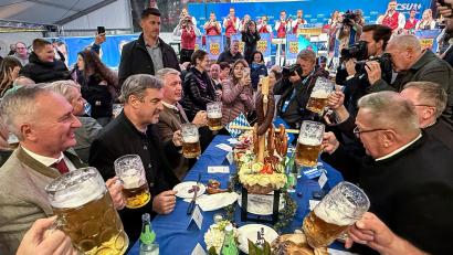 Bild: Stephan Huber
Bayerisches Lebensgefühl inhaliert: Die lokale CSU-Polit-Prominenz prostet ihrem Ministerpräsidenten Markus Söder im Festzelt der Amberger Dult zu. Auf der Bühne spielt die Seubersdorfer Blaskapelle.