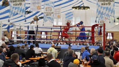 Archivbild: Hubert Ziegler
Das Boxen auf der Amberger Dult ist mittlerweile Tradition. Auch dieses Jahr hat der Amberger Boxclub wieder einige Kämpfe im Festzelt organisiert.