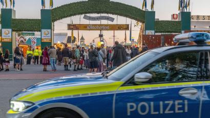 Bild: Armin Weigel/dpa
Das Münchner Oktoberfest durfte am Mittwochabend nach einer Bombendrohung wieder öffnen.