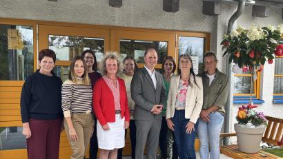 Bild: Monika Steffens
von links: 2. Bürgermeisterin Margit Reichl, Kooperationsbeauftragte Maria Billing, Elisabeth Freythaler (Kita-Verwaltungsleitung), Katrin Woithe, Maria Nutz, Stadtpfarrer Stefan Wagner, Marina Görner, Roswitha Walbrun, Angelika Schneeberger