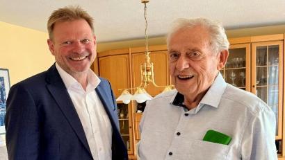 Bild: Gemeinde Freudenberg
Freudenbergs Bürgermeister Alwin Märkl gratuliert Herbert Bernet zum 85. Geburtstag.