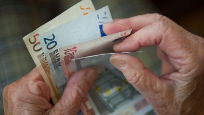 Bild: Marijan Murat/dpa/dpa-tmn
Manche Rentner kommen kaum über die Runden, andere haben hohe Einkommen. (Symbolbild)