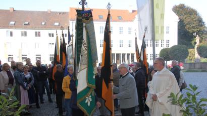Bild: kro
Startklar für den Einzug in die Basilika: Mit ihren Bannern nahmen Abordnungen von Kolpfingsfamilien und anderen Vereinen an den Feierlichkeiten teil.