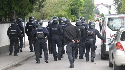 Bild: Felix Hörhager/dpa
Mit einem Großaufgebot war die Polizei im Münchner Norden im Einsatz, ebenso auf dem Oktoberfest.