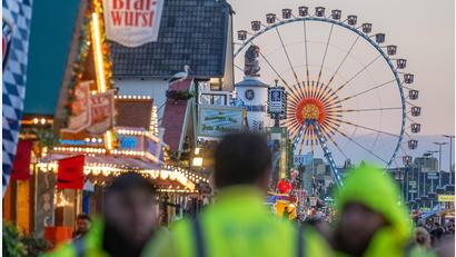 Bild: Armin Weigel/dpa
Nach einer Bombendrohung wurde am Mittwoch das Oktoberfest gesperrt. Am Abend startete dann der Festbetrieb.