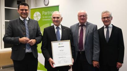 Bild: Hirsch
Landrat Thomas Ebeling, Altlandrat Volker Liedtke und Vorsitzender Werner Heß (von links) ernannten Alois Hagl (Zweiter von links) zum Ehrenvorsitzenden des Vereins "Partner für den Landkreis Schwandorf".