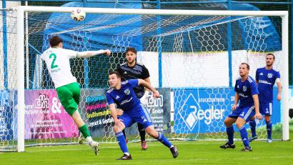 Archivbild: war
Der SV Etzenricht (blaue Trikots) muss am kommenden Wochenende gegen den FC Kosova Regensburg in der Fußball-Landesliga Mitte ran.