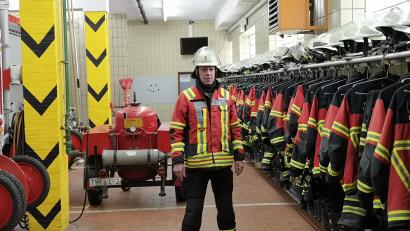 Archivbild: lnz
Franz Bauernfeind – hier auf dem Bild aus dem Jahr 2024 noch mit Kommandanten-Helm – gehört nach wie vor zur aktiven Truppe der Feuerwehr Mitterteich.