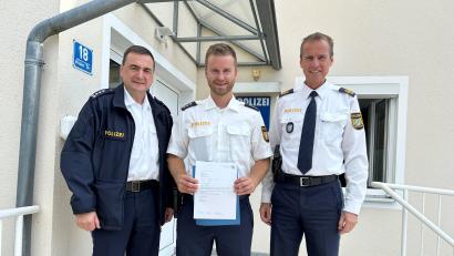 Bild: PSt Nittenau/Michl
Erster Polizeihauptkommissar Franz Wenig (links) und Polizeivizepräsident Robert Fuchs (rechts) gratulierten Polizeihauptkommissar Mario Mühlbauer zu seiner neuen Funktion als Leiter der Polizeistation Nittenau.