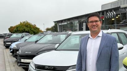 Bild: Nils Ganzmann
Thomas Fischer freut sich über die neuen BYD-Fahrzeuge vor dem Autohaus in Ursensollen.