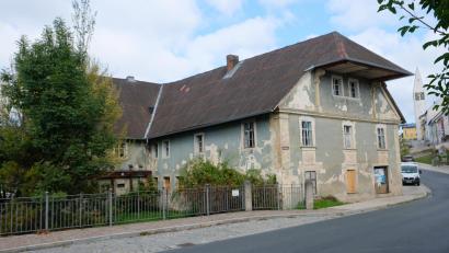 Bild: do
Von historisch und ortsgeschichtlich außergewöhnlicher Bedeutung ist das Kirchenthumbacher "Boderhaus". Ein 2024 gegründeter Verein macht es sich zur Aufgabe, das sich noch in privater Hand befindliche denkmalgeschützte aber marode Gebäude zu erhalten, dem Haus neues Leben einzuhauchen und das Ortsbild im Herzen des Marktes aufzuwerten.