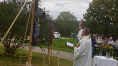 Bild: mad
Pfarrer Markus Urban segnete die Kreuzigungsgruppe in Schönau im Rahmen einer Andacht.