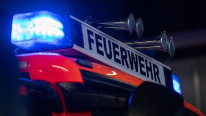 Symbolbild: Marijan Murat/dpa
Zunächst gingen die Einsatzkräfte davon aus, das ganze landwirtschaftliche Anwesen würde brennen.
