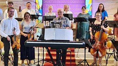 Archivbild: ld
Regionalkantor Stephan Merkes (Dritter von links) spielt mit seinen Sängern und Musikern in Brand.