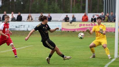 Archivbild: Dieter Jäschke
David Bezdicka (Mitte) und der SC Luhe-Wildenau treffen in der Fußball-Landesliga Mitte am kommenden Samstag auf den TSV Seebach.
