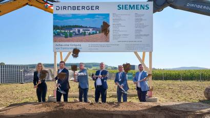 Bild: Siemens Mobility GmbH
Erster Spatenstich am 29. September 2025 (von links): Monika Wildenauer, Dirnberger Immobilien Gruppe, Daniel Dirnberger, Investor, Karl Blaim, Geschäftsführer Siemens Mobility GmbH, Hubert Aiwanger, Bayrischer Staatsminister für Wirtschaft, Landesentwicklung und Energie, Albert Nickl, stellvertretender Landrat Neustadt a.d. Waldnaab, Sebastian Hartl, Bürgermeister Luhe-Wildenau.