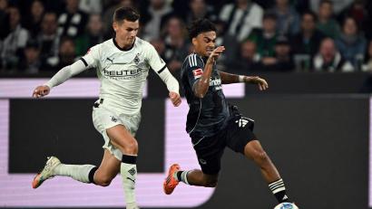 Bild: Federico Gambarini/dpa
Nathaniel Brown (rechts) am vergangenem Wochenende beim 6:4-Sieg gegen Borussia Mönchengladbach.