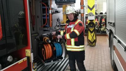 Archivbild: lnz
Franz Bauernfeind – hier auf dem Bild aus dem Jahr 2024 noch mit Kommandanten-Helm – gehört nach wie vor zur aktiven Truppe der Feuerwehr Mitterteich.