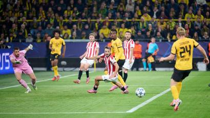 Bild: Bernd Thissen/dpa
Daniel Svensson brachte den BVB in Führung.
