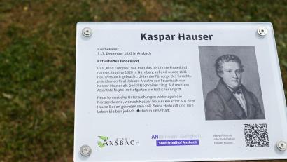 Bild: Stadt Ansbach/dpa
Die Infotafel am Grab von Kaspar Hauser fehlt.