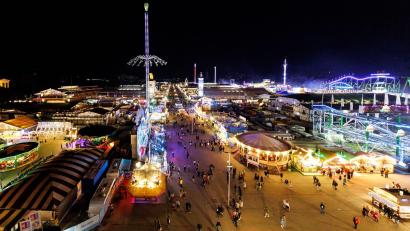 Bild: Daniel Karmann/dpa
Das Münchner Oktoberfest durfte am Mittwochabend nach einer Bombendrohung wieder öffnen.