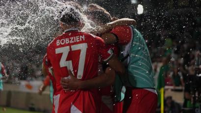 Bild: Petros Karadjias/AP/dpa
Beim Jubel der Mainzer über das 1:0 gegen Omonia Nikosia warfen Fans der Gastgeber Becher Richtung FSV-Profis.