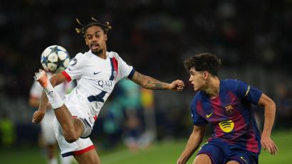 Bild: Emilio Morenatti/AP/dpa
Artistisch: Bradley Barcola gewinnt mit Paris Saint-Germain verdient beim FC Barcelona.