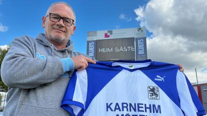 Bild: Wolfgang Steinbacher
Erinnerung an seine Zeit bei 1860 München: Andy Wächter mit einem Trikot, das er bei einem DFB-Pokalspiel getragen hat.