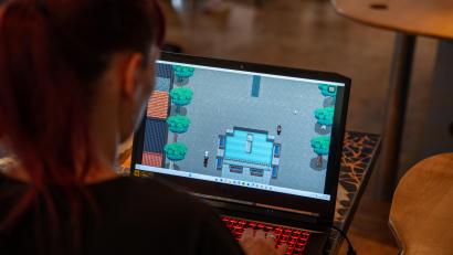 Bild: Franka Eichl
Denise Schatzkowski stellt das neue Spiel "Digitales Weiden" vor.