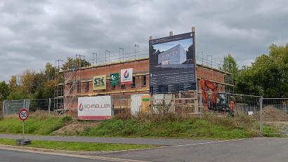 Bild: as
Nach der Grundsteinlegung im Sommer 2024 wurde das neue VLE-Gebäude an der Falkenberger Straße relativ schnell hochgezogen und winterfest gemacht. Nach der Austrocknungsphase und dem Innenausbau soll noch 2025 Einweihung gefeiert werden.