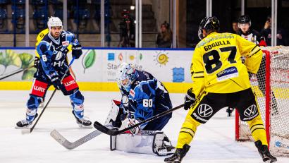 Bild: Werner Moller
Devils-Youngster Felix Noack kommt vor DEL-Routinier und Ex-Nationalspieler Phillip Gogulla an die Scheibe. In den kommenden Wochen steht den Devils durch den Ausfall von Michael McNiven kein etatmäßiger Torwarttrainer zur Verfügung.