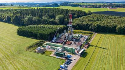 Bild: Peter Kneffel/dpa
Der Bohrplatz in der Gemeinde Reichling ist nicht nur den Anwohnern ein Dorn im Auge - auch im Kreistag sprachen sich die Mitglieder mehrheitlich gegen die Suche nach Erdgas im Landkreis Landsberg am Lech aus. (Archivbild)