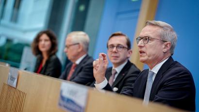 Bild: Kay Nietfeld/dpa
Der NKR stellt seinen Jahresbericht zusammen mit Digitalisierungsminister Karsten Wildberger (CDU) und dem Parlamentarischen Staatssekretär seines Ministeriums, Philipp Amthor (CDU), vor.