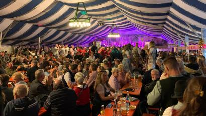 Archivbild: Christian Schöler
Vom 26. bis 28. September 2025 wird das Fichtelberger Oktoberfest wieder viele Besucher im Festzelt versammeln.