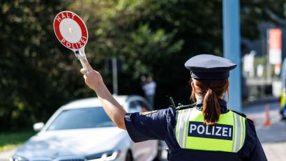 Symbolbild: Matthias Balk/dpa
Grenzpolizisten kontrollierten einen gesuchten Straftäter in Waidhaus.