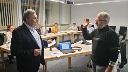 Bild: sne
Karl Hauer legte vor Bürgermeister Dr. Gerhard Kellner und den Gemeinderäten den Eid zum Feldgeschworenen ab.
