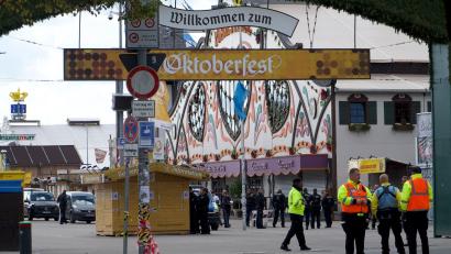 Bild: Michael Faulhaber/dpa
Bis 17.30 Uhr blieb das Oktoberfest nach einer Drohung geschlossen.