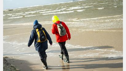 Bild: Jonas Walzberg/dpa
Wetterfeste Kleidung ist beim Spaziergang an der Nordsee in den nächsten Tagen ein Muss. (Archivfoto)