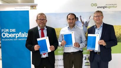 Bild: Regierung der Oberpfalz/Denner
Martin Kiesl (Leiter Bereich Wirtschaft, Landesentwicklung, Heimat und Verkehr an der Regierung der Oberpfalz, von links), Yusuf Gökcel (Geschäftsführer Energie-Technologisches Zentrum Nordoberpfalz) und Ludwig Friedl (Geschäftsführer Energieagentur Regensburg) unterstützen Kommunen auf ihrem Weg zur Energiewende.