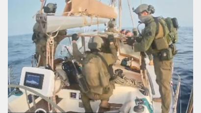 Bild: Uncredited/Global Sumud Flottilla/AP/dpa
Maskierte israelische Soldaten haben die Boote der Gaza-Hilfsflotte vor Erreichen des Küstenstreifens geentert und die Besatzungen in Gewahrsam genommen.