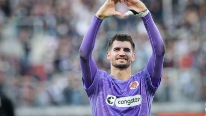 Bild: Christian Charisius/dpa
Ist mittlerweile einer der Besten in der Bundesliga: St. Paulis Torwart Nikola Vasilj. (Archiv)